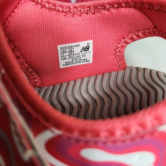 New Balance |Girls 6/Womens 8| PinkAbstract Print Open Toe Water Sandals - Picture 4 of 9